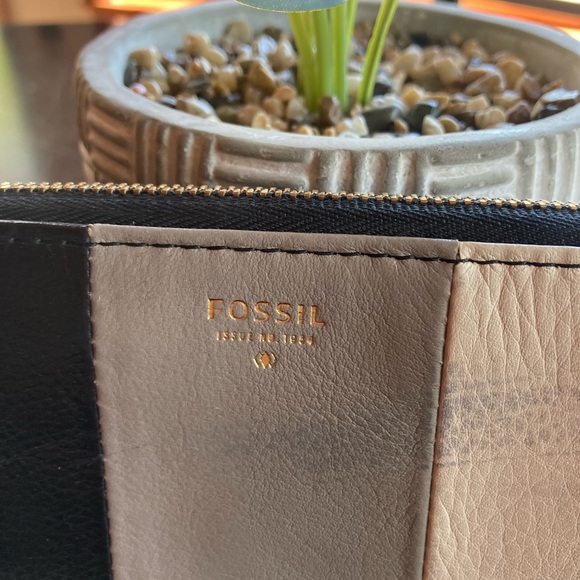 Fossil Wristlet. Tri colored. Black. Cream. Grey. Zipper - Picture 3 of 6